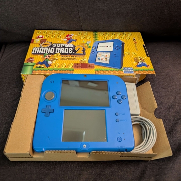 Nintendo 2DS Blue with New Super Mario Bros. 2 - Picture 6 of 6